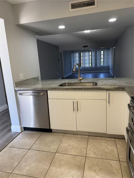 Image 12 of 18 For 6025 Balboa Cir  103
