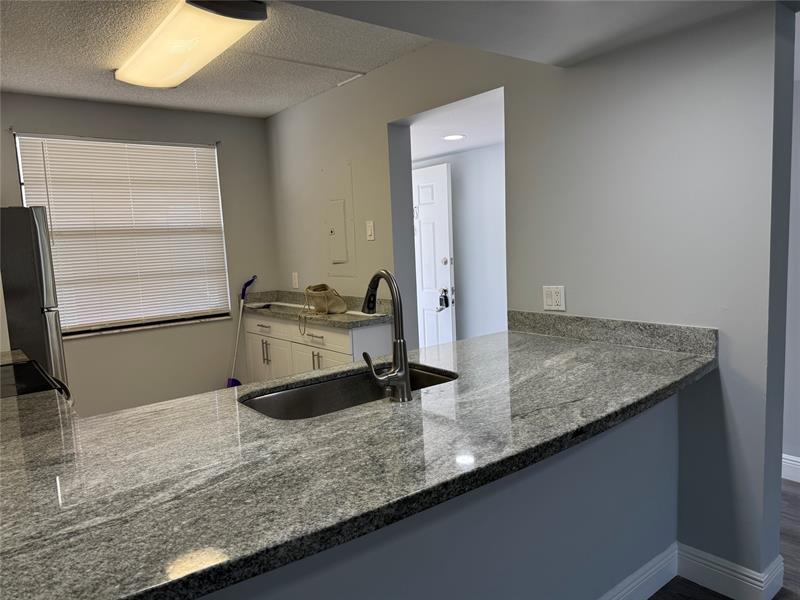 Image 3 of 18 For 6025 Balboa Cir  103