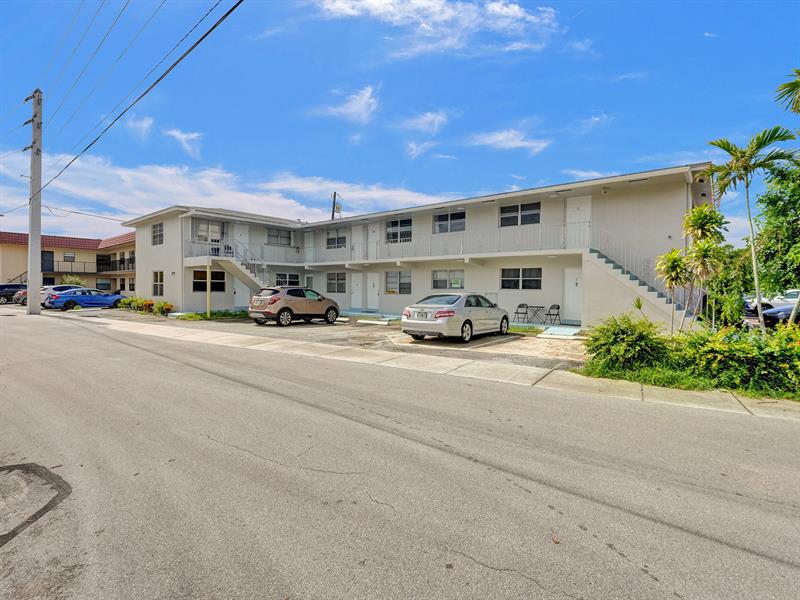 Image 3 of 11 For 4652 Poinciana Street  2