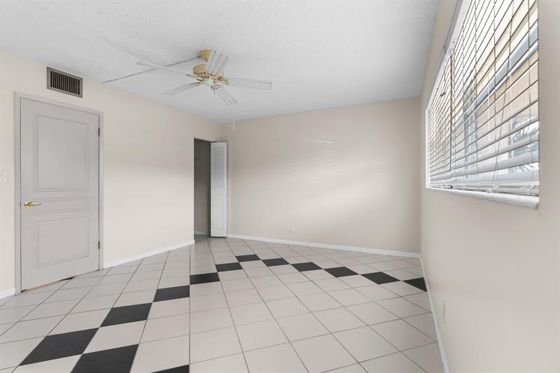 Image 18 of 31 For 2800 14th Street Cswy  115