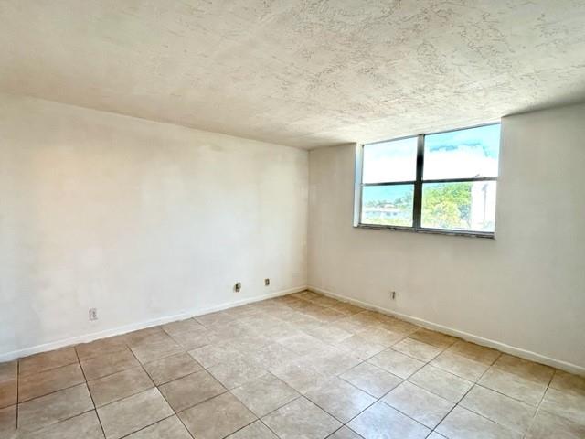 Image 19 of 39 For 2861 Somerset Dr  312