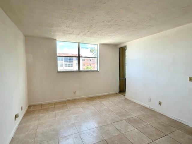 Image 20 of 39 For 2861 Somerset Dr  312