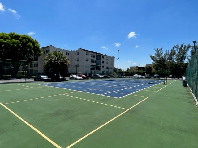 Image 33 of 39 For 2861 Somerset Dr  312