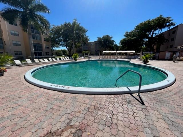 Image 4 of 39 For 2861 Somerset Dr  312