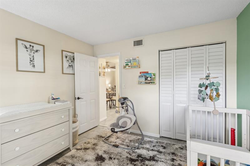 Image 17 of 41 For 301 Olivewood Pl  0130