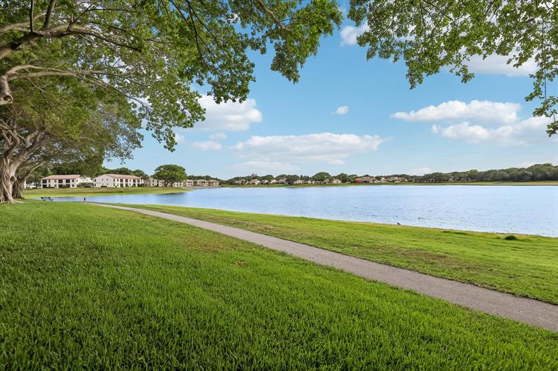 Image 22 of 41 For 301 Olivewood Pl  0130