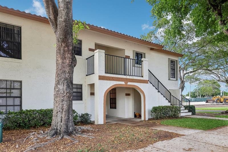 Image 32 of 41 For 301 Olivewood Pl  0130