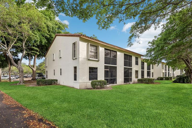 Image 40 of 41 For 301 Olivewood Pl  0130