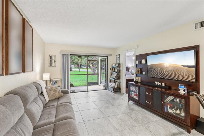 Image 5 of 41 For 301 Olivewood Pl  0130