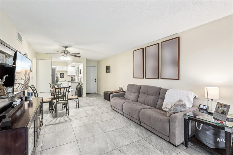 Image 6 of 41 For 301 Olivewood Pl  0130