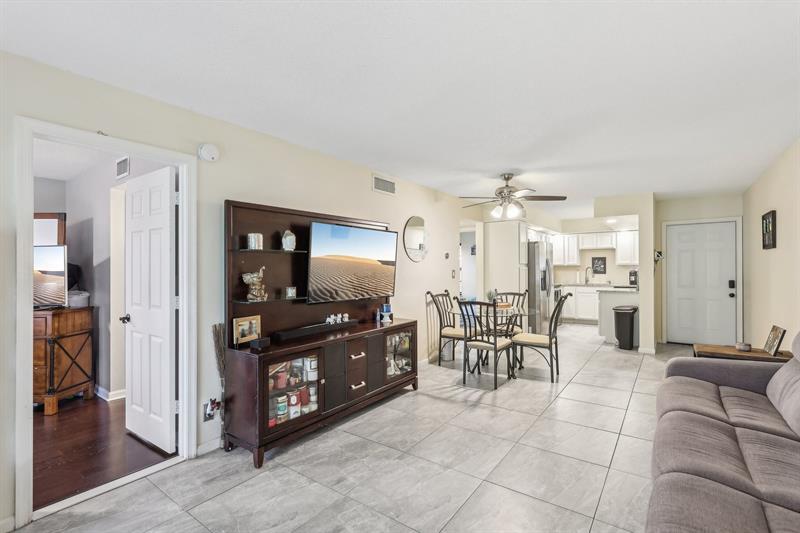 Image 7 of 41 For 301 Olivewood Pl  0130