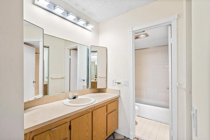 Image 19 of 27 For 2707 14th Street Cswy  305