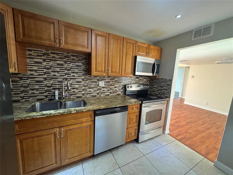 Image 10 of 24 For 6301 University Dr  222