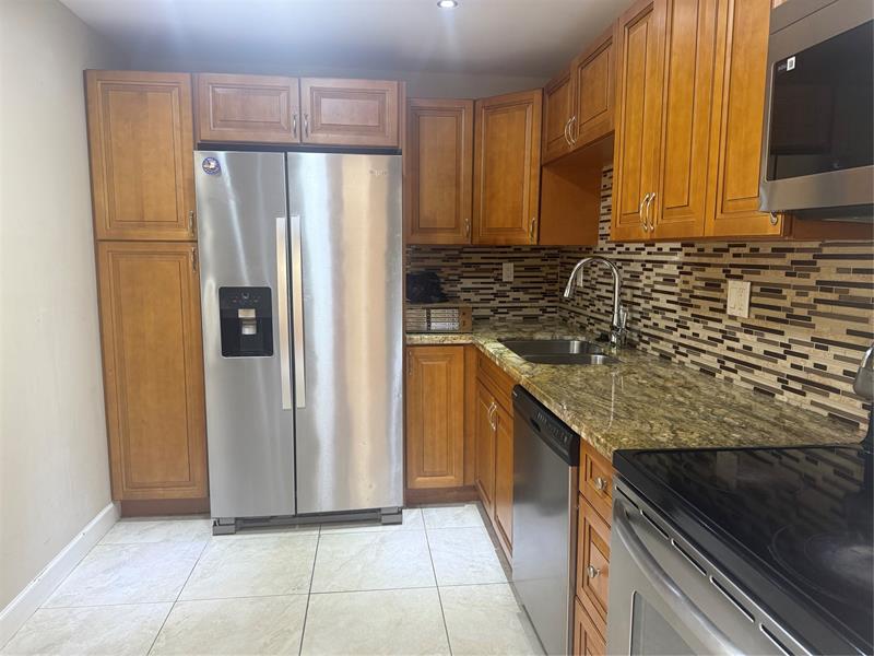 Image 3 of 24 For 6301 University Dr  222