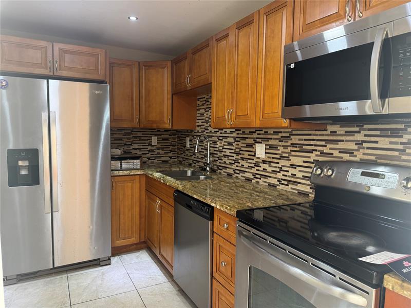 Image 9 of 24 For 6301 University Dr  222