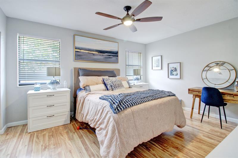 Image 11 of 30 For 10324 3rd St  4