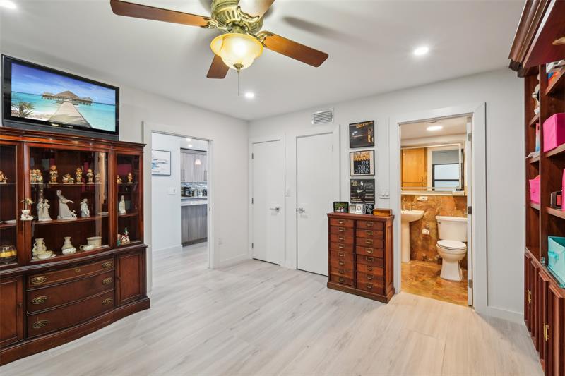 Image 15 of 53 For 3100 48th St  310