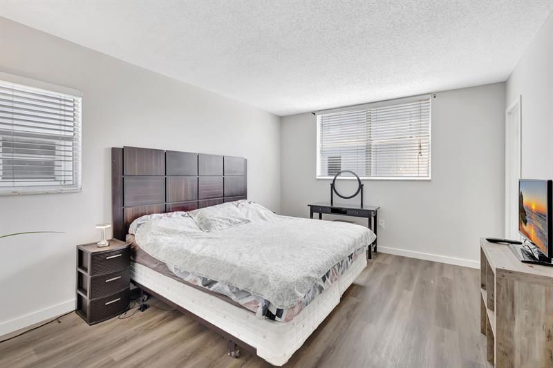 Image 18 of 29 For 2800 Somerset Drive  218j