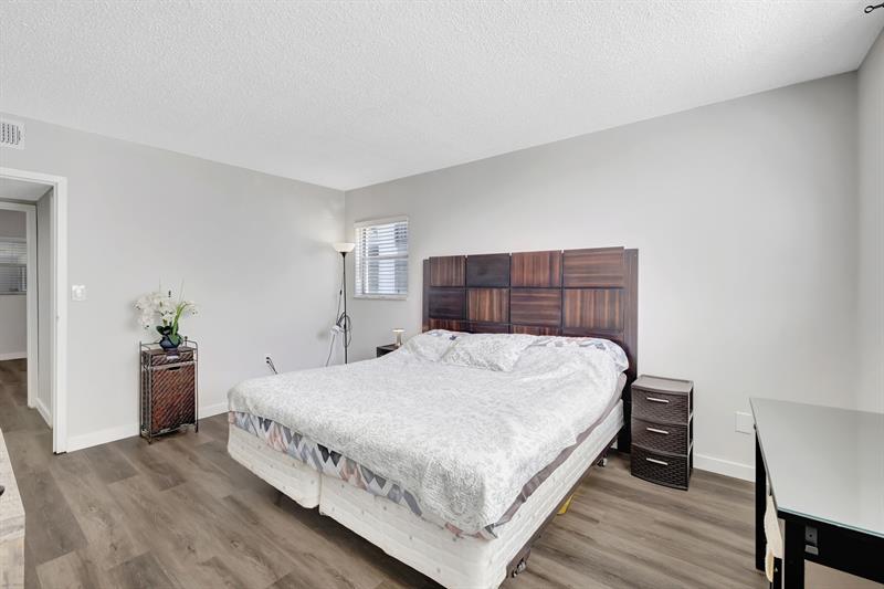 Image 20 of 29 For 2800 Somerset Drive  218j