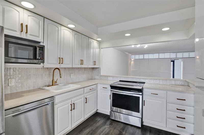 Image 11 of 33 For 374 Lakeview Dr  203