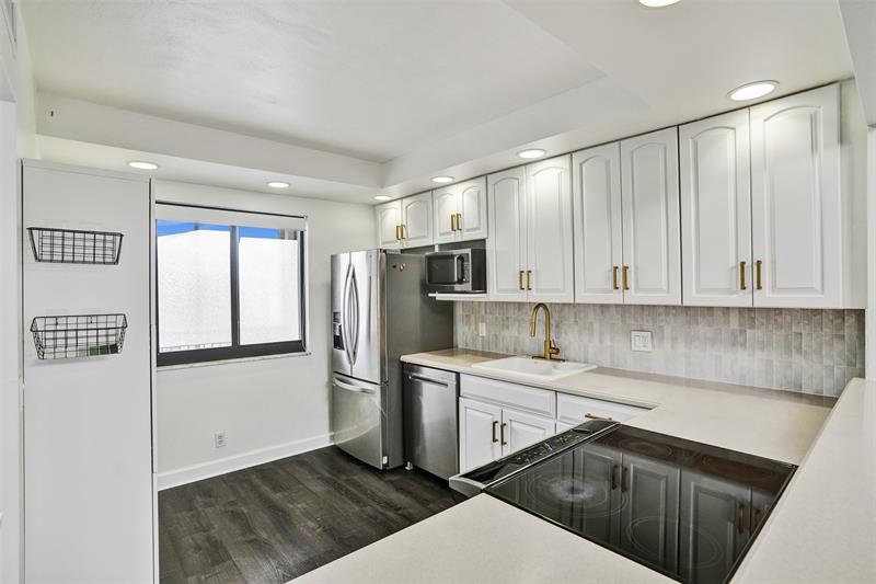 Image 12 of 33 For 374 Lakeview Dr  203