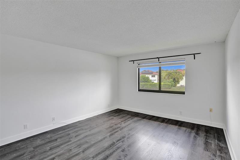 Image 18 of 33 For 374 Lakeview Dr  203