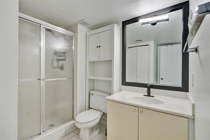 Image 24 of 33 For 374 Lakeview Dr  203