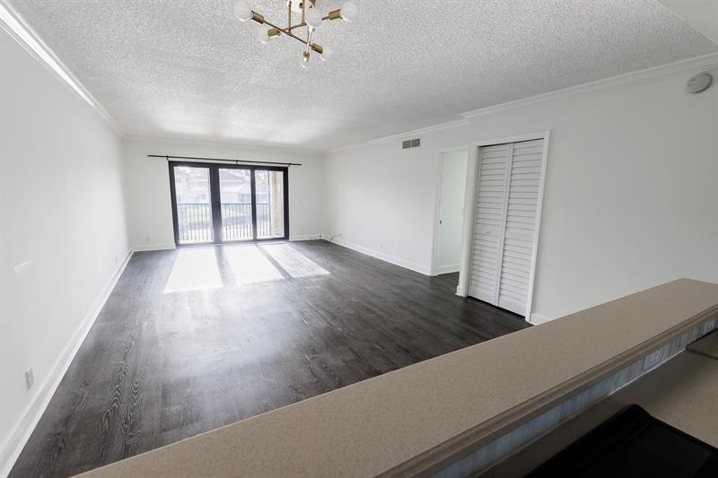 Image 8 of 33 For 374 Lakeview Dr  203