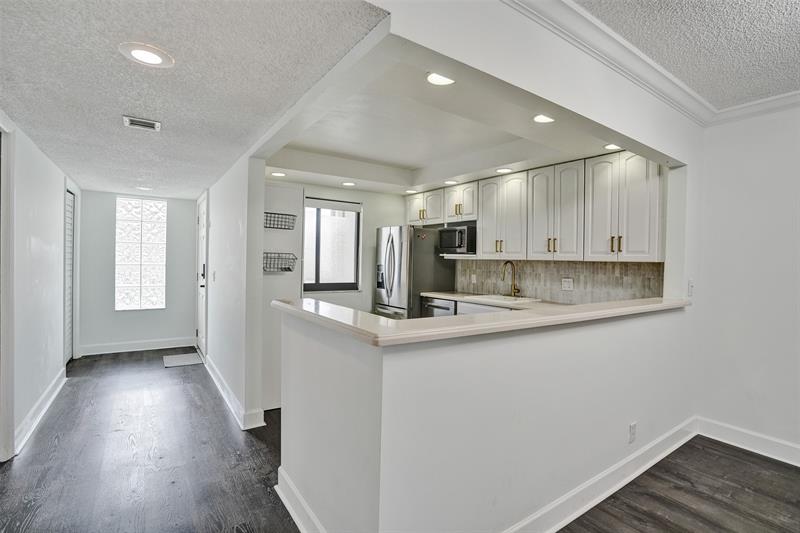 Image 9 of 33 For 374 Lakeview Dr  203