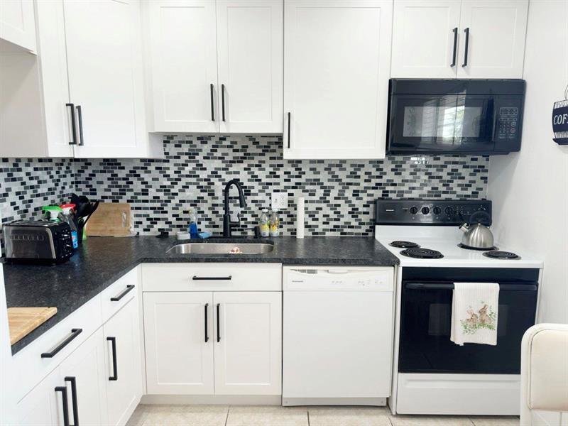 Image 4 of 12 For 7505 5th Pl  203
