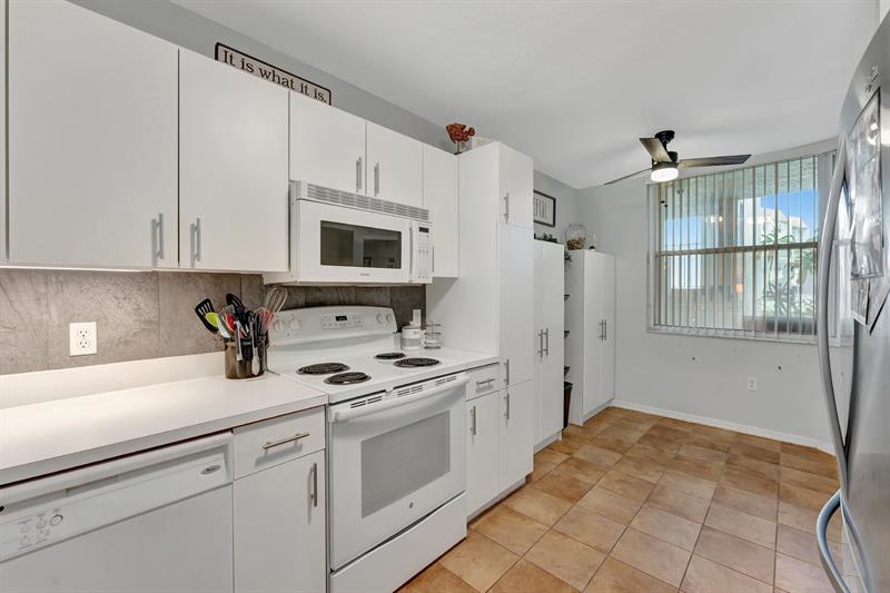 Image 6 of 22 For 10217 24th Pl  101