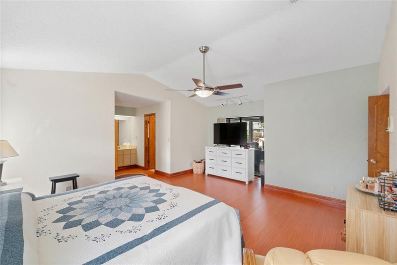 Image 16 of 40 For 11217 10th Manor
