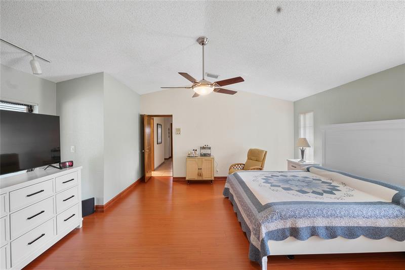 Image 17 of 40 For 11217 10th Manor