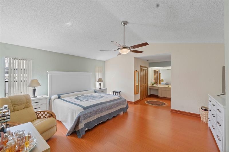Image 18 of 40 For 11217 10th Manor