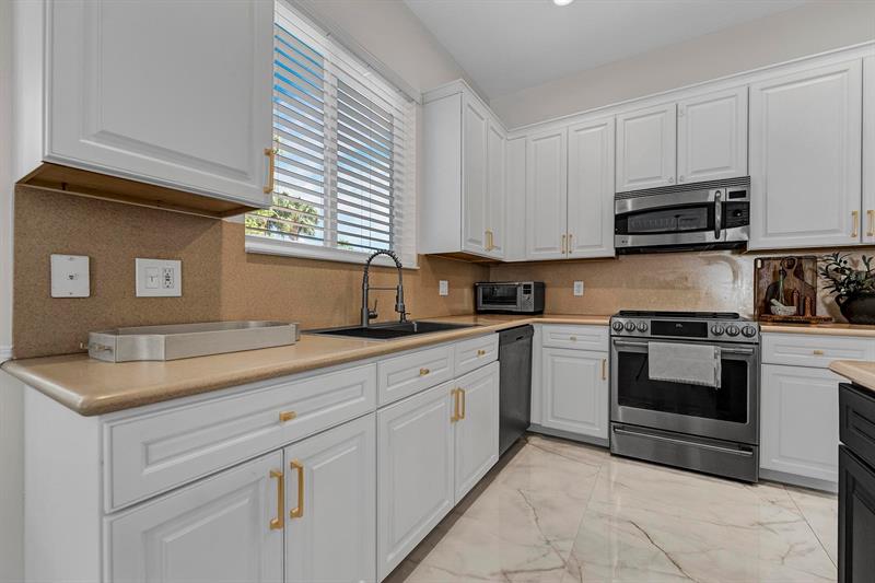 Image 13 of 47 For 4306 Mariners Cove Drive