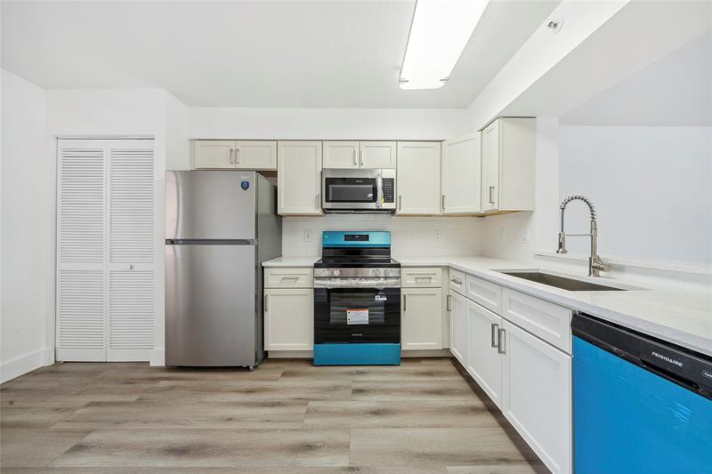 Image 7 of 29 For 6269 Pointe Regal Cir  210