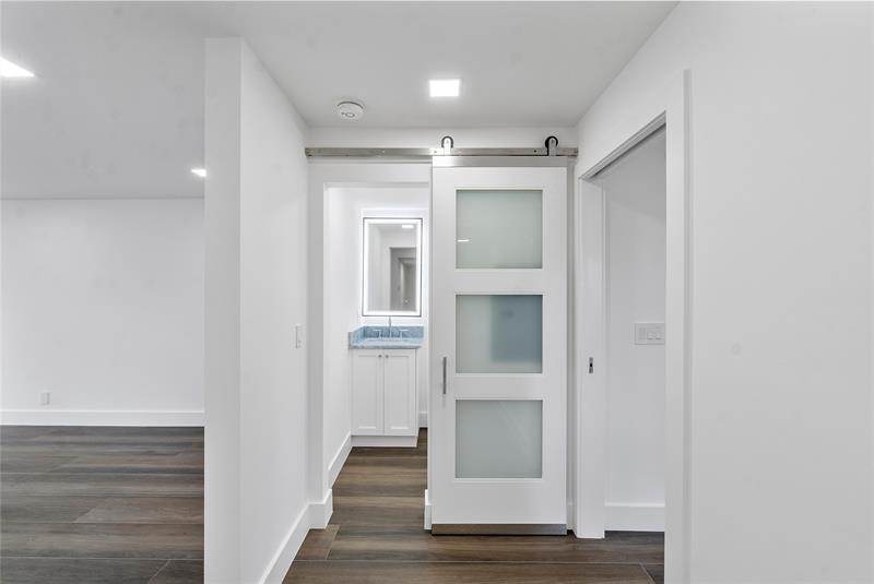 Image 17 of 33 For 5520 Ocean Blvd  111