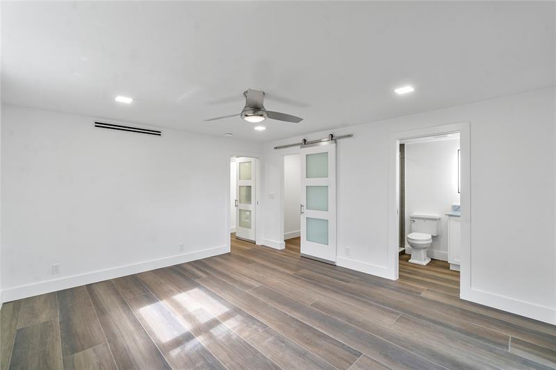 Image 22 of 33 For 5520 Ocean Blvd  111