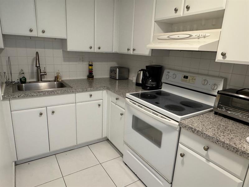 Image 2 of 32 For 3000 Riomar St  706