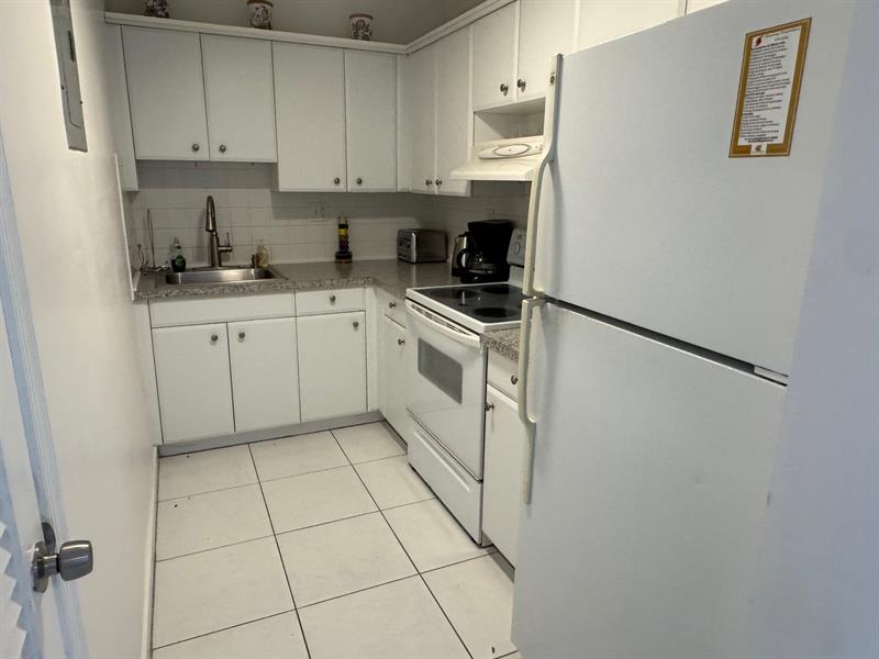 Image 3 of 32 For 3000 Riomar St  706