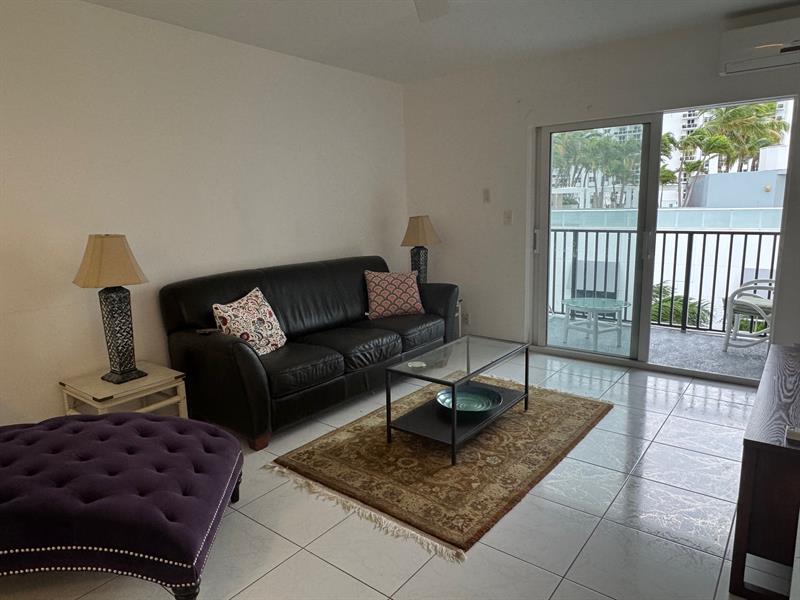 Image 6 of 32 For 3000 Riomar St  706
