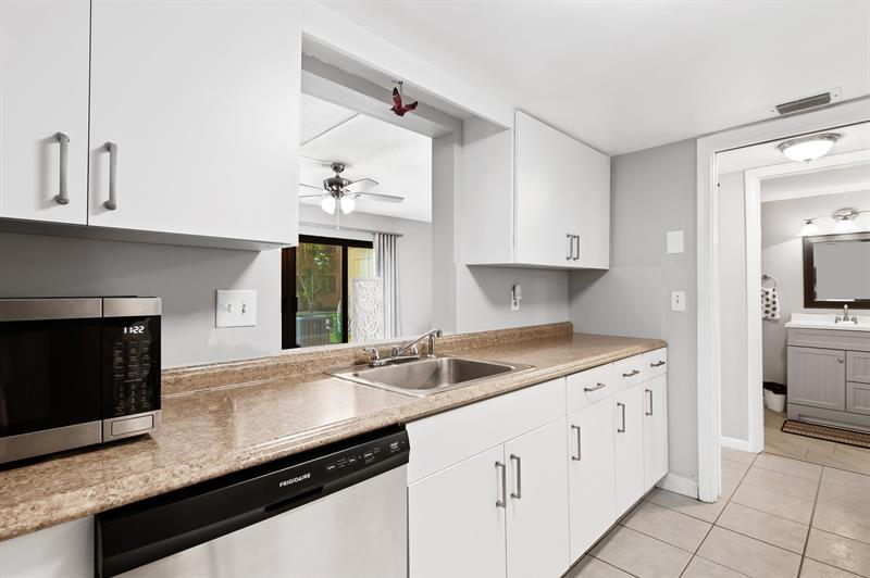 Image 3 of 17 For 3220 Pine Island Rd  508