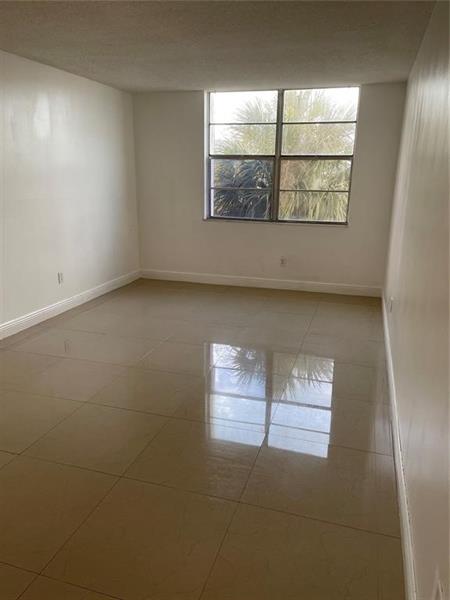 Image 5 of 11 For 488 165th Street Rd  309b