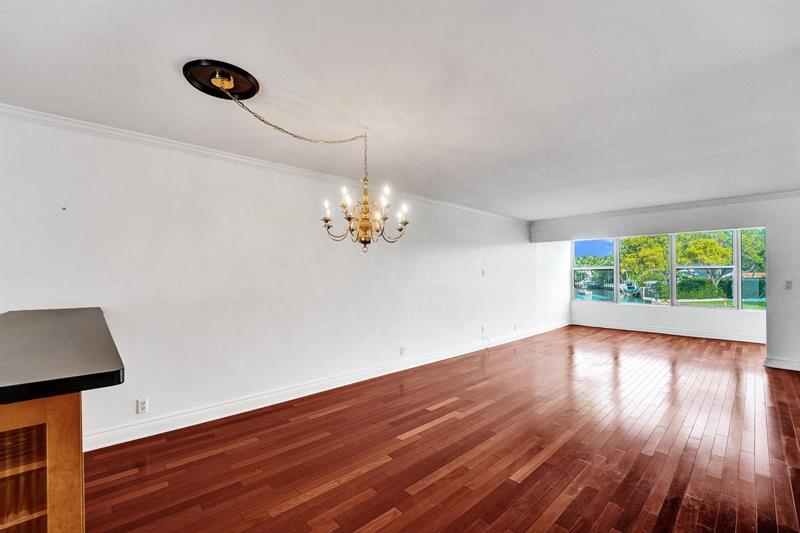 Image 10 of 36 For 818 4th St  202