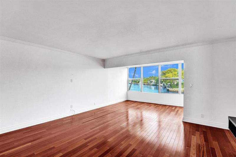 Image 12 of 36 For 818 4th St  202