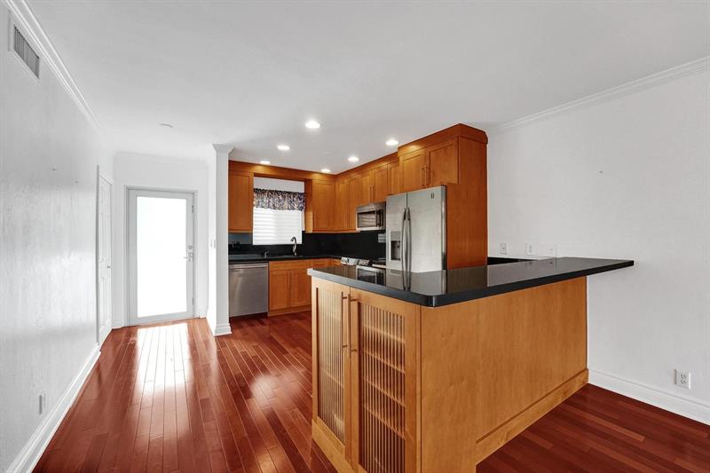 Image 13 of 36 For 818 4th St  202