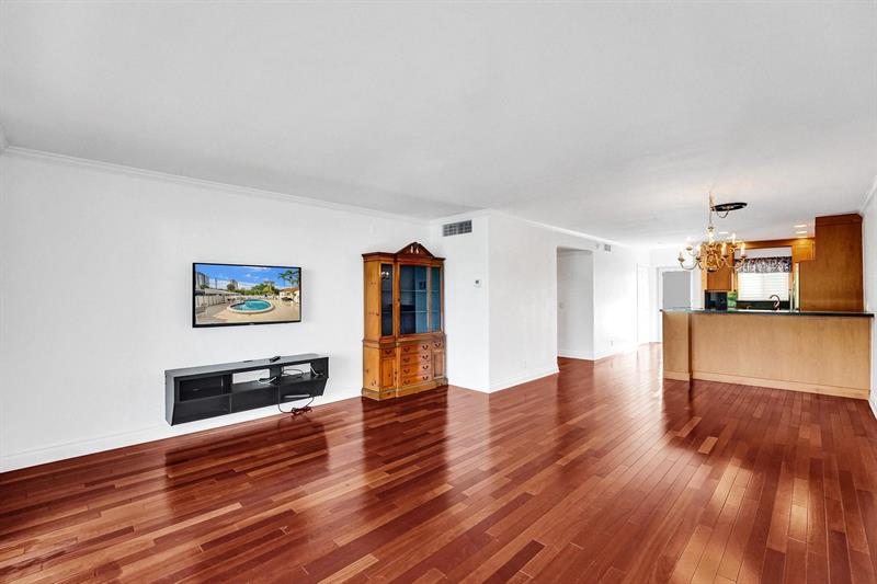 Image 16 of 36 For 818 4th St  202