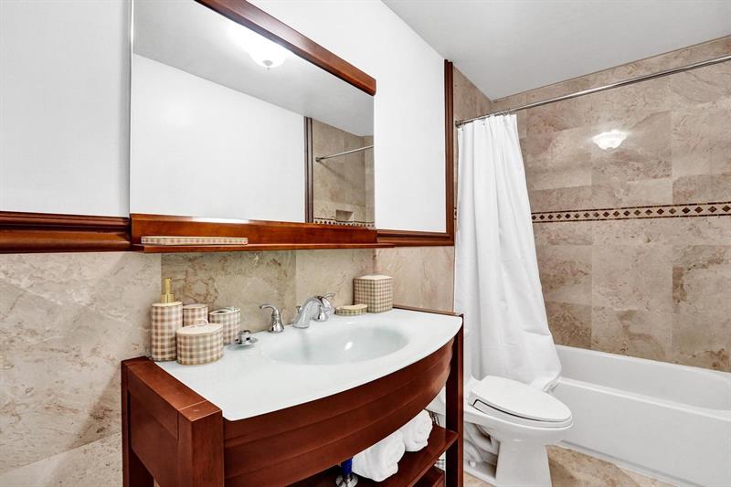 Image 19 of 36 For 818 4th St  202