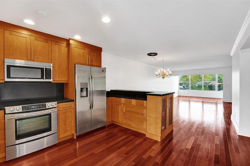 Image 6 of 36 For 818 4th St  202