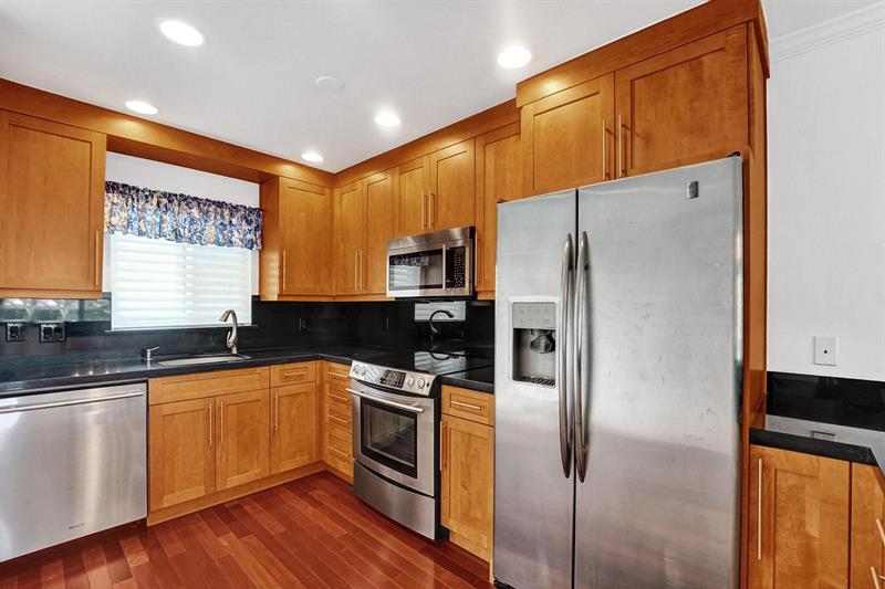 Image 7 of 36 For 818 4th St  202